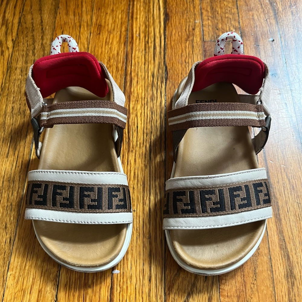 Toddler Fendi Sandals in beige and red.